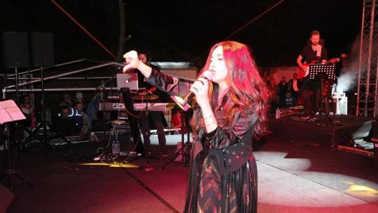 Şarkıcı Betül Demir, Osmanlı Çileği Güzeli seçildi