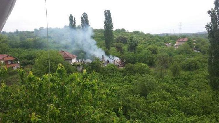 Yangında iki katlı ahşap ev kül oldu