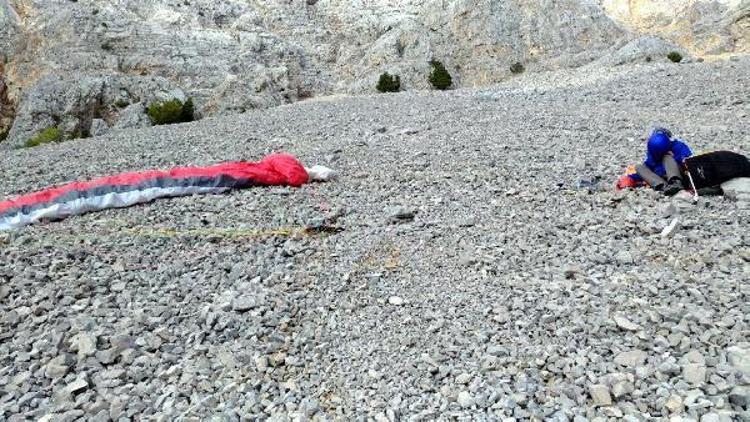 Kayalıklara zorunlu iniş yapan paraşütçüyü AKUT kurtardı