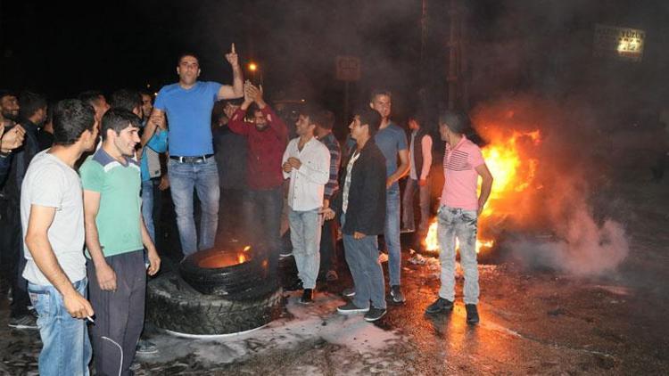 Adanada yol kesip lastik yaktılar