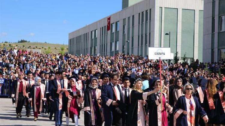 ÇAKÜden 2700 öğrenciye mezuniyet töreni