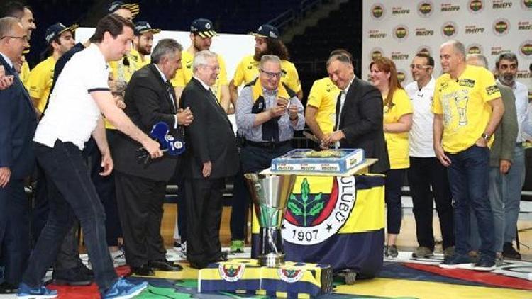 Basketbolda Avrupanın en büyüğü Fenerbahçenin şampiyonluk pastası kesildi