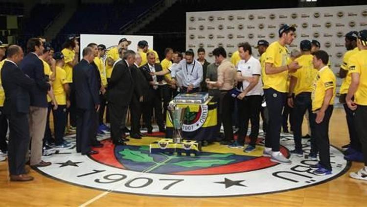 Fenerbahçe şampiyonluk pastası kesti
