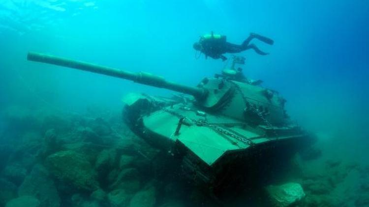 45 tonluk tank Güvercin Adasına taşınarak yeniden batırıldı