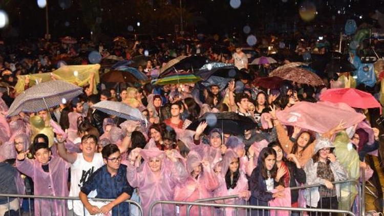 Yağmura rağmen Ceceliyi beklediler ama konser iptal edildi