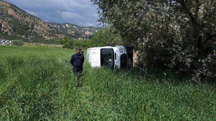 Yola geyik fırladı, öğrenci servisi şarampole devrildi: 10 yaralı