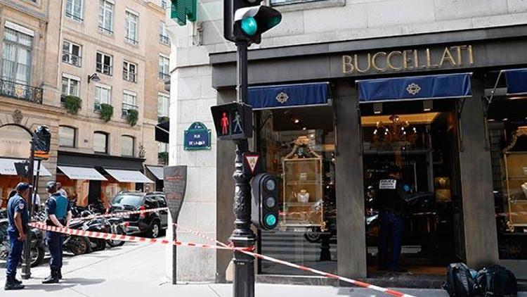 Pariste 5 milyon avroluk vurgun: Silahlı ve baltalı mücevher soygunu