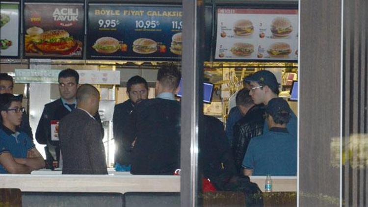 Kadıköyde sabaha karşı fast food restoranında soygun: Yaralılar var