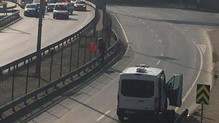 Şüpheli pankart Okmeydanı bağlantı yolunu trafiğe kapattırdı