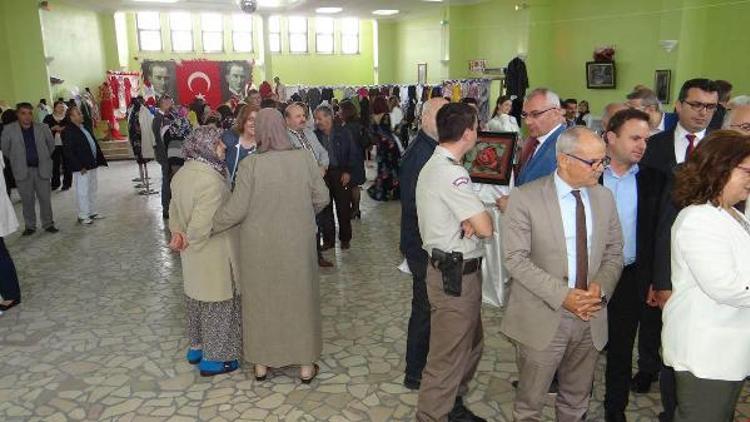 Vize Kaymakamı Zeybek, başarılı çalışmalarından dolayı kursiyerleri kutladı