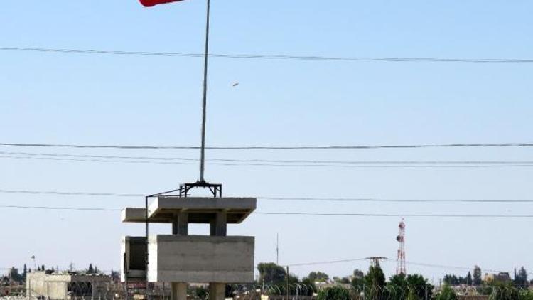 Sınırdaki ABD bayrakları ile PYD/YPG flamaları, yıpranınca indirildi