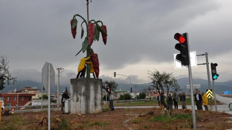 İslahiyeye kırmızı biber heykeli