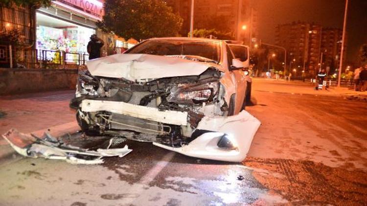 Adanada iki otomobil çarpıştı: 1 ölü, 1 yaralı