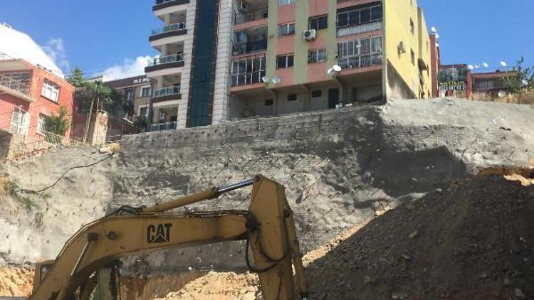 Bayraklıda iki apartmanda oturanların korku dolu bekleyişi bitmedi