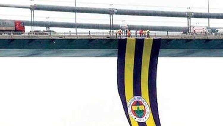 Fenerbahçenin bayrağı köprüye asıldı