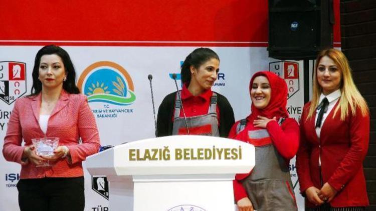Türkiyenin ilk kadın seyisleri sertifikalarını aldı