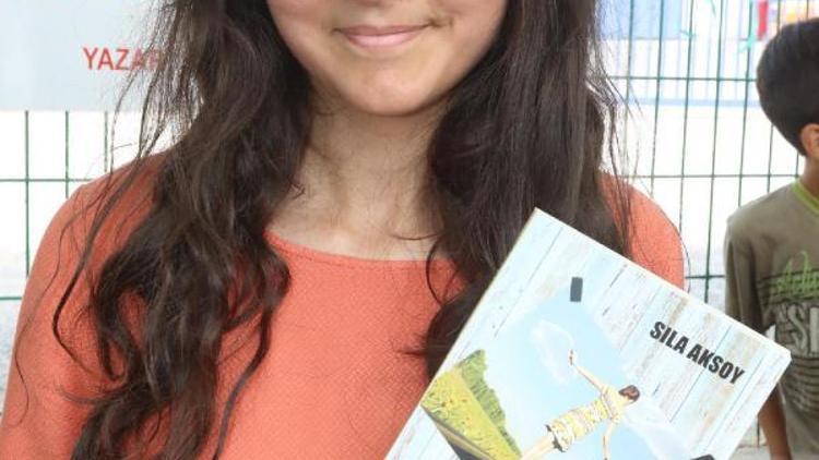 14 yaşındaki Sıla Aksoy ilk şiir kitabını okulunda tanıttı