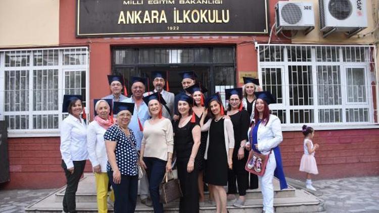 50 yıllık mezunlar, ikinci diplomalarını aldı