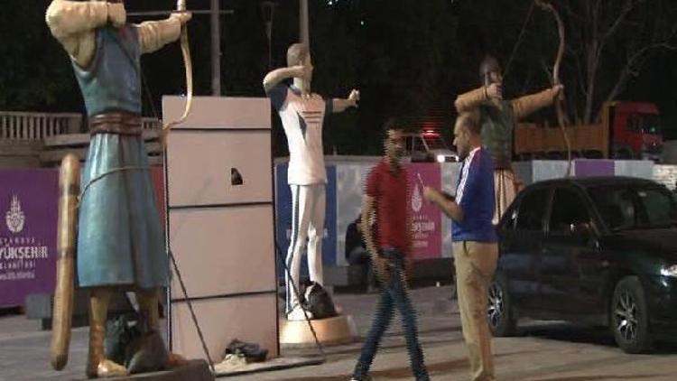 Taksim Meydanına konulan okçu heykelleri ilgi odağı oldu