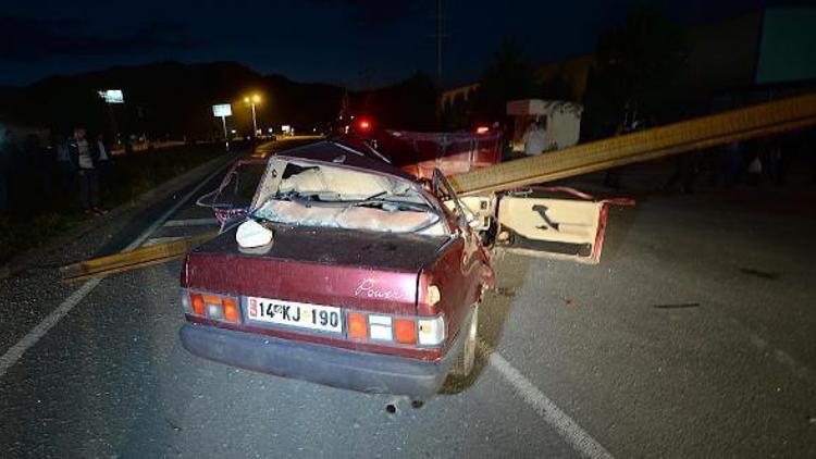 TIRın dorsesinden taşan raylara çarpan otomobilde 2 kişi yaralandı