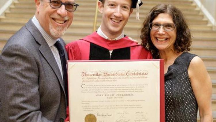 Facebook kurucusu Zuckerberg Harvard diplomasını aldı