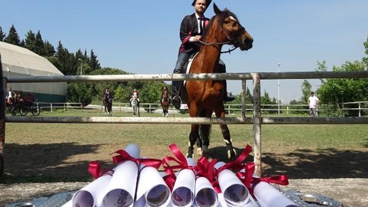 Atçılık ve antrenörlüğü mezunlarından diplomalı gösteri