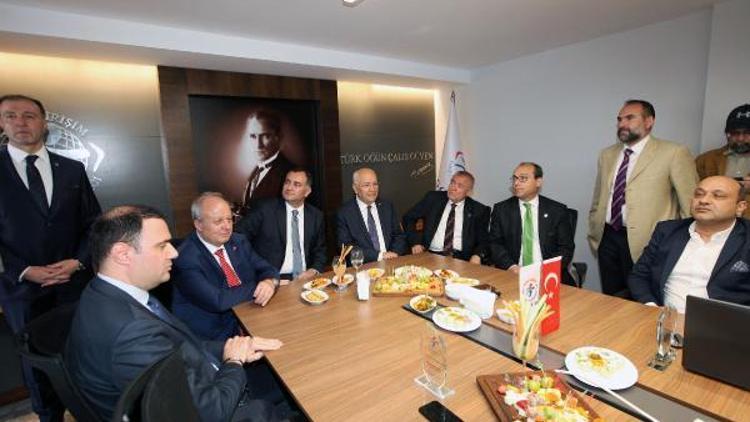 Başkan Yaşar, Genç iş adamlarını yeni çatılarında ziyaret etti