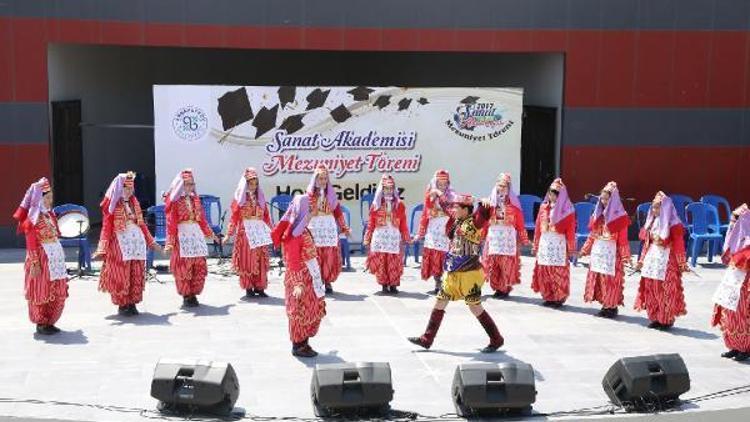 Arnavutköy Belediyesi Sanat Akademisi kursiyerleri hünerlerini sergiledi