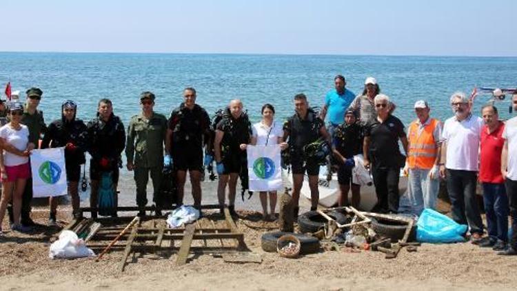 Antalyada sahilde ve denizde temizlik operasyonu