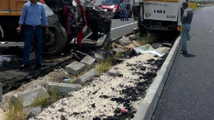 Malatyada belediye otobüsüne kamyon çarptı: 4 yaralı (2)- Yeniden