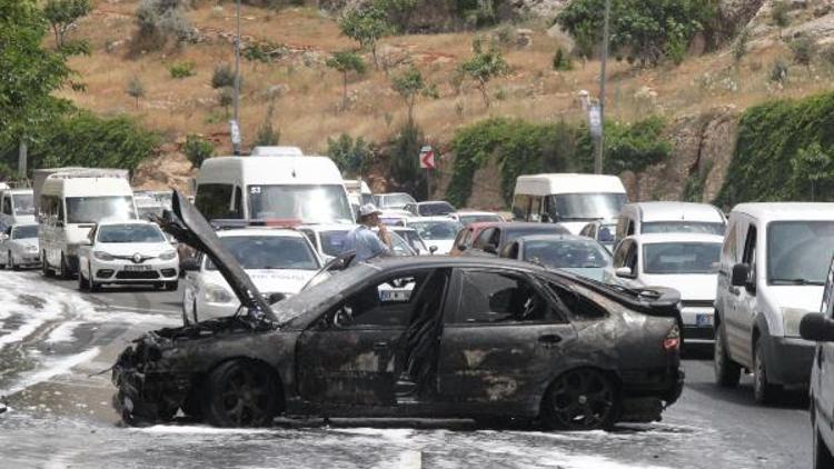 Şanlıurfada otomobil alev alev yandı