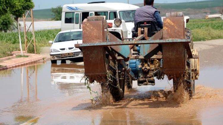 Sulama kanalında boşalan su beldeyi sullar altında bıraktı