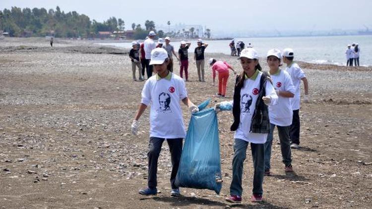 Dalgıçlar denizde, öğrenciler sahilde temizlik yaptı