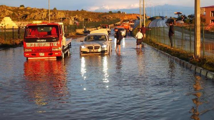 Yozgatta yağmur suyu biriken karayolu ulaşıma kapandı