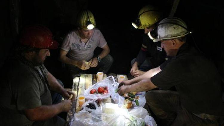 Maden işçileri yerin metrelerce altında sahur yaptı