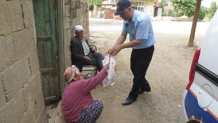 Zabıta el konulan ekmekleri dağıttı