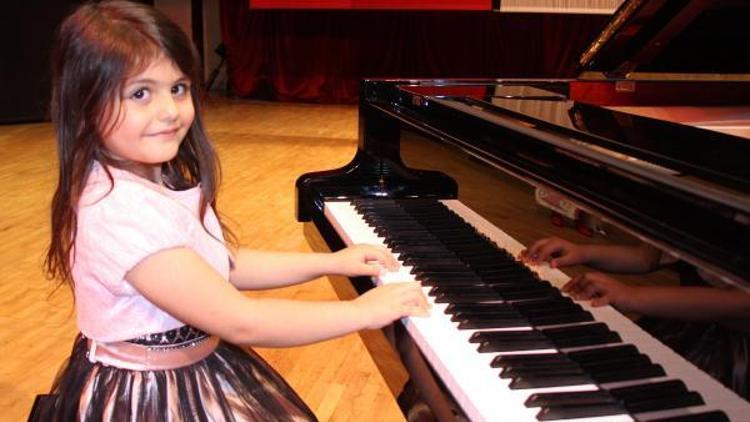 Anasınıfı öğrencisinden festival açılışında piyano konseri