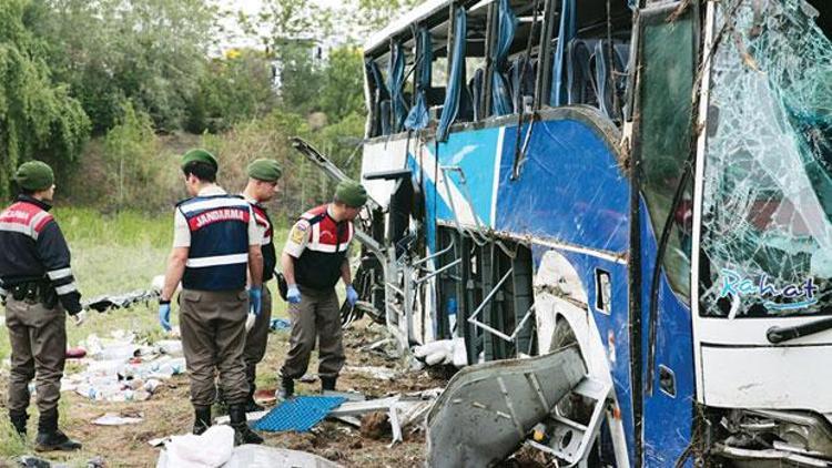 Şoför uyumuş: 8 ölü 11i ağır 34 yaralı