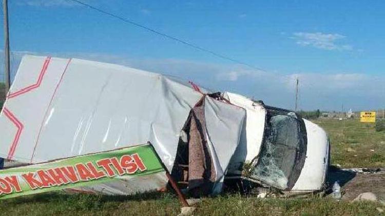 Tarım işçilerini taşıyan kamyonet devrildi: 1 ölü, 21 yaralı