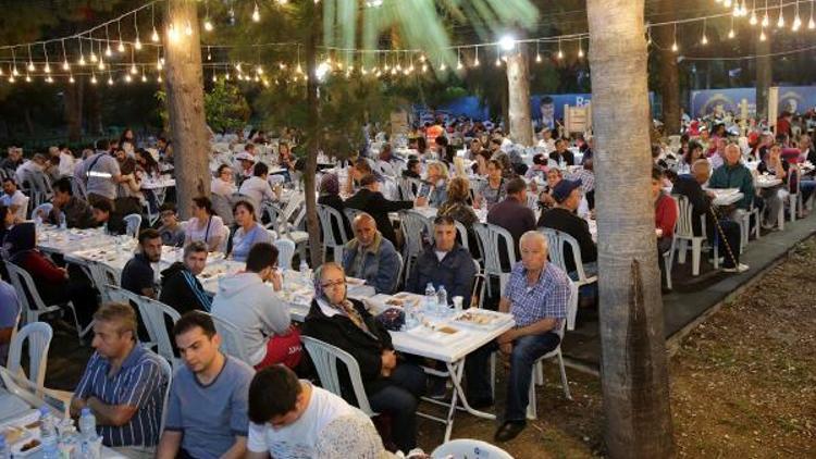 Antalyalılar iftarı Büyükşehir sofrasında açtı