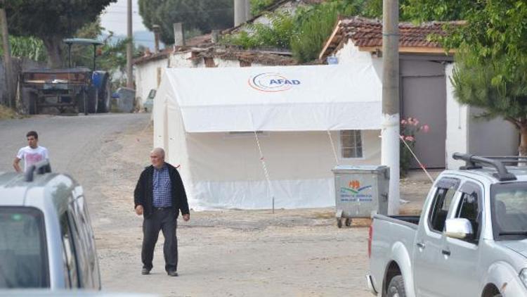 Manisada deprem korkutuyor; halk geceyi çadırlarda geçirdi