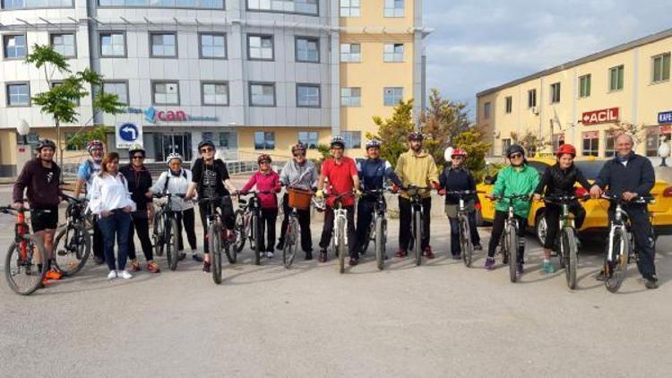 Biga’da bisikletçiler Nilüfer Gölü’ne pedal çevirdi