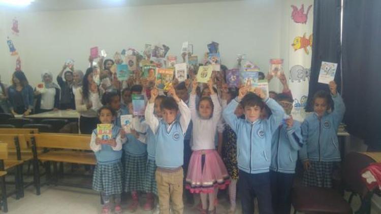 Hakkaride lise öğrencilerden köy okulundaki öğrencilere kitap  yardımı