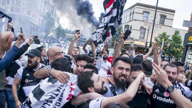 Atkısını takan, formasını giyen, bayrağını alan sokağa çıktı