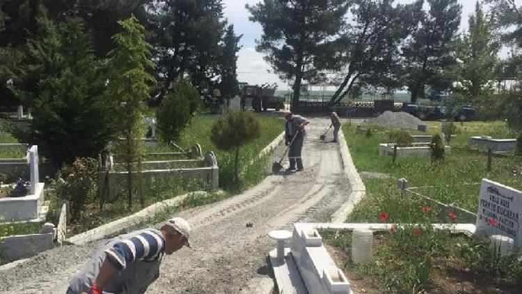 Ahmetbey belediyesi, mezarlığa beton parke taş döşüyor