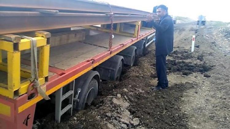 Ray taşıyan TIR, karayolunu çökertti