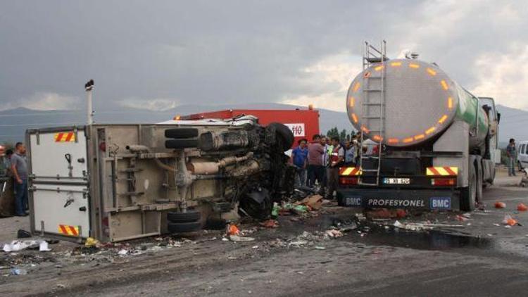 Süt tankeriyle kamyon çarpıştı: 1 ölü, 2 yaralı