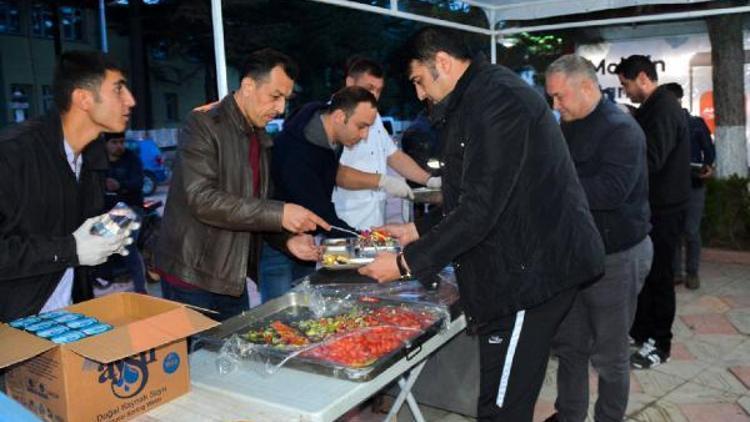 Başkan vatandaşla iftar yaptı