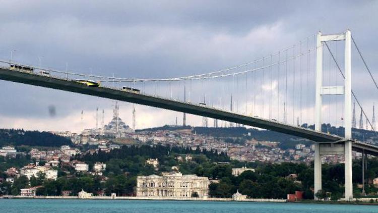 Fenerbahçe bayrağı köprüye yeniden asıldı