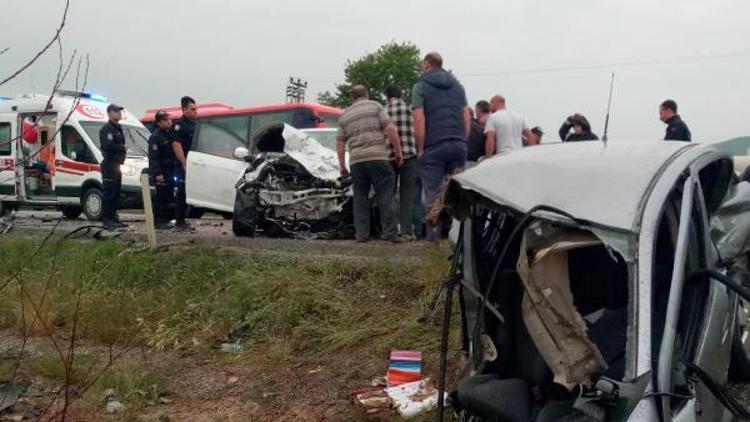 Çevik kuvet ekibi göreve giderken kazazedelere yardım etti